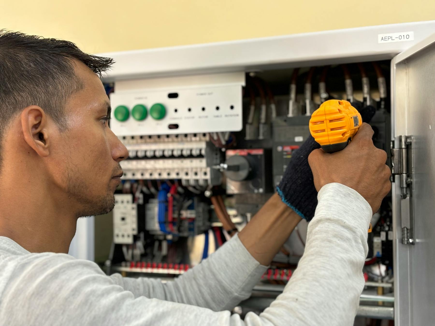 Électricien intervenant sur tableau électrique à Nice